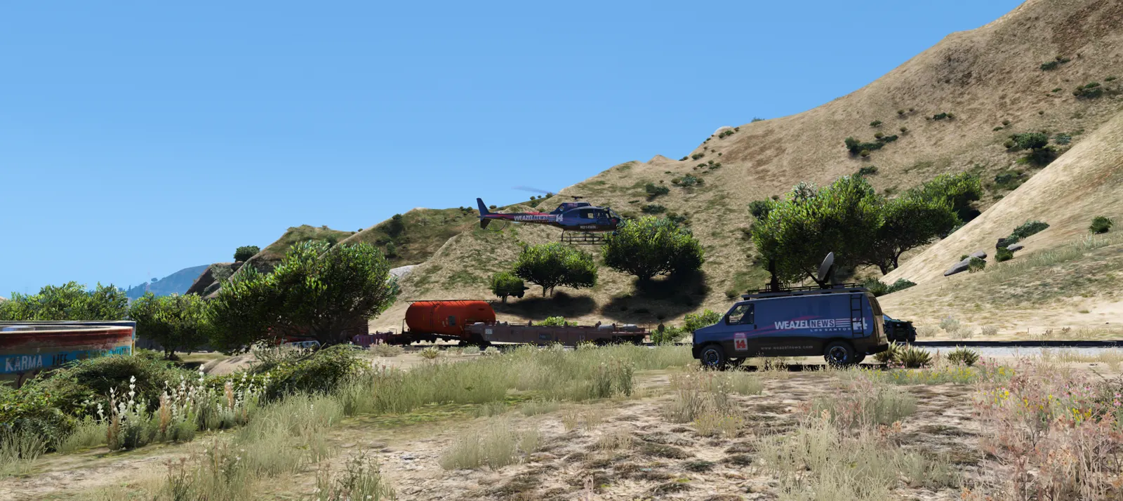 Weazel News van and helicopter covering a train scene
